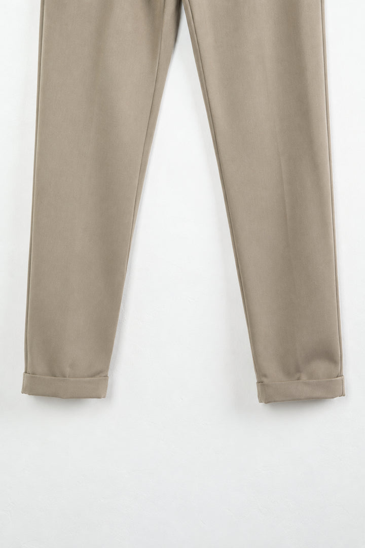 Prim-plan rever și croială îngustată, pantaloni bej 008095-INV