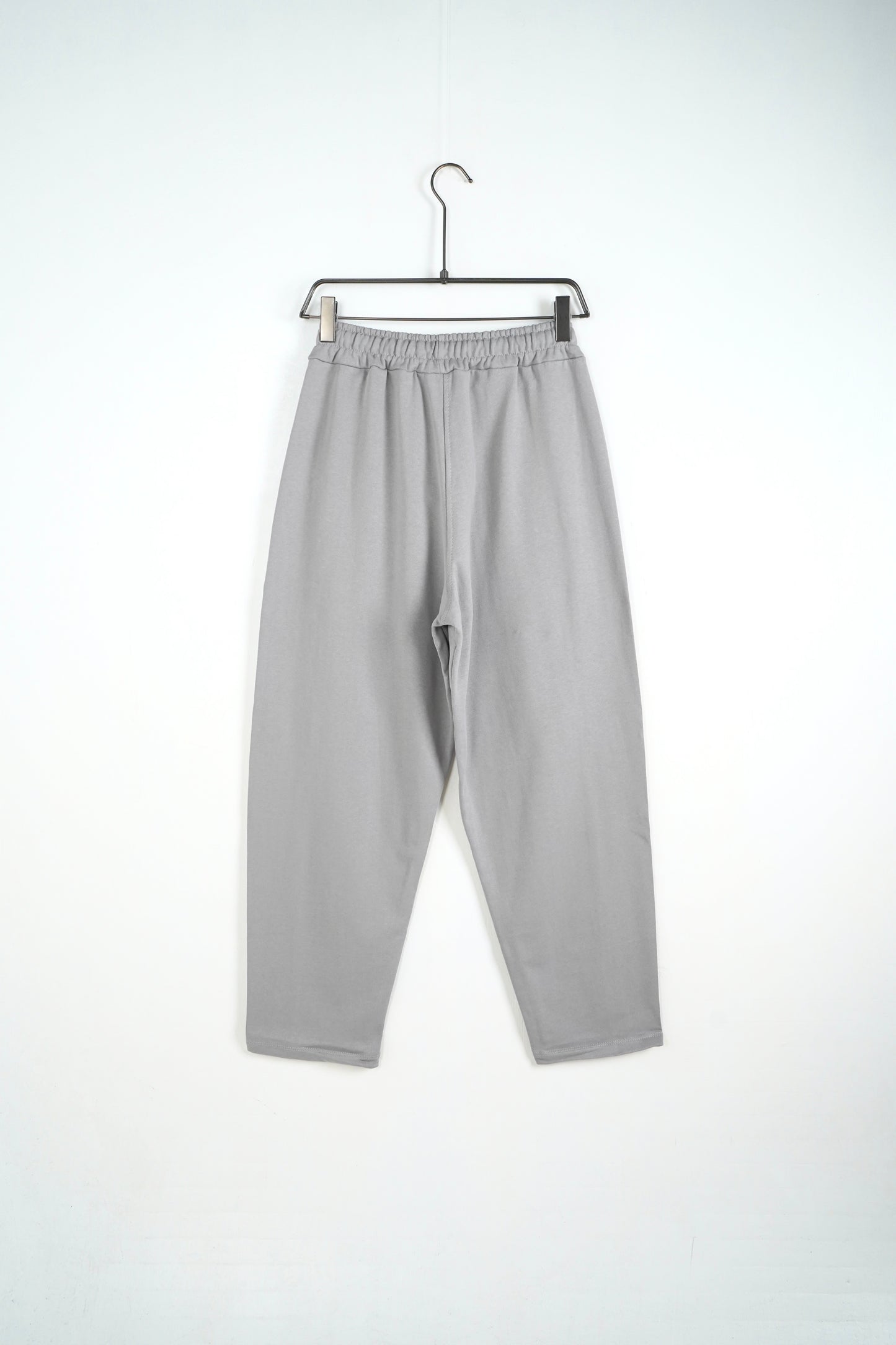 Pantaloni largi gri deschis de trening pentru barbati