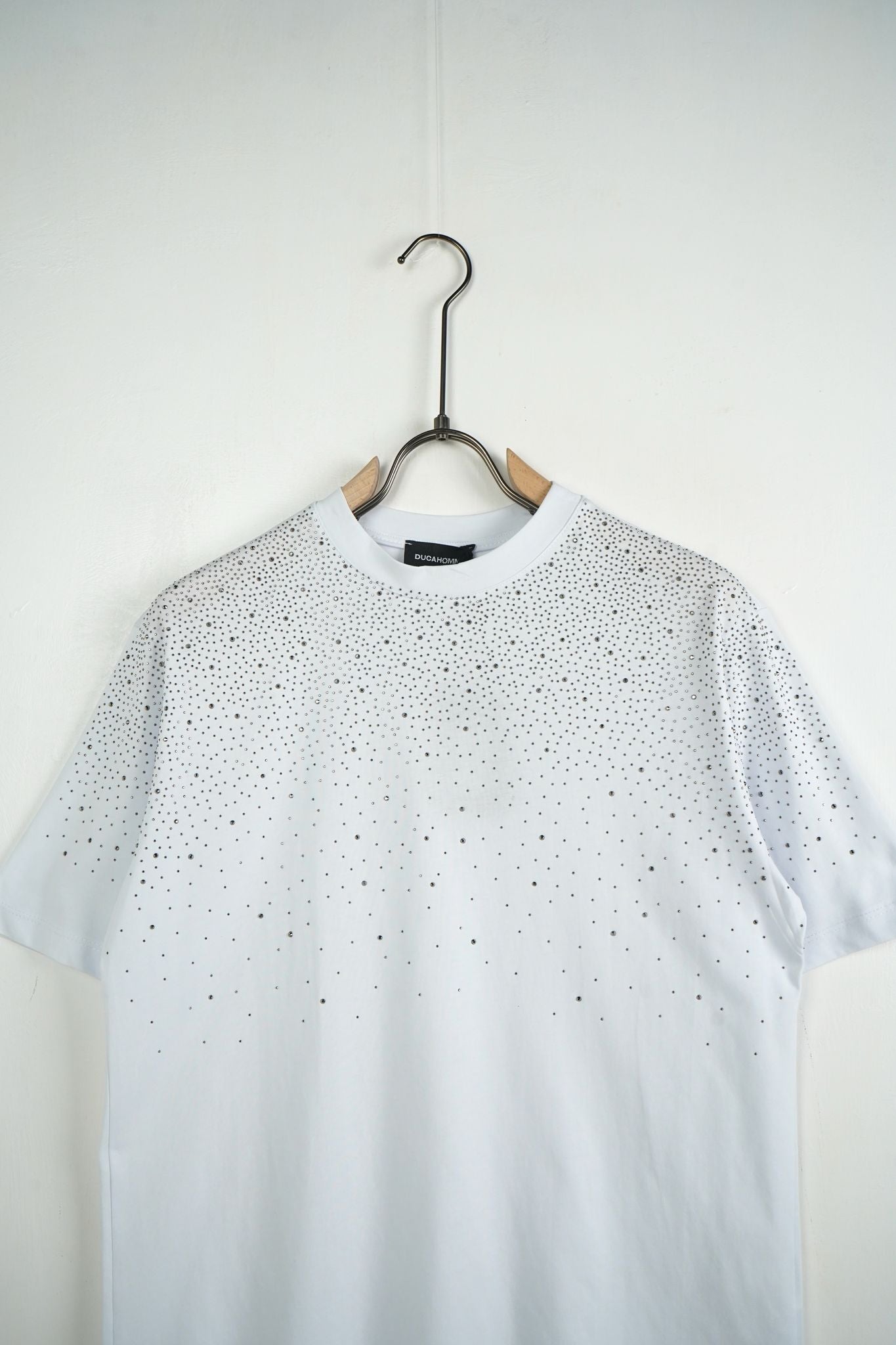 Tricou Alb cu Pietre pentru BÄrbaČi ā Stil Elegant, Casual & Modern