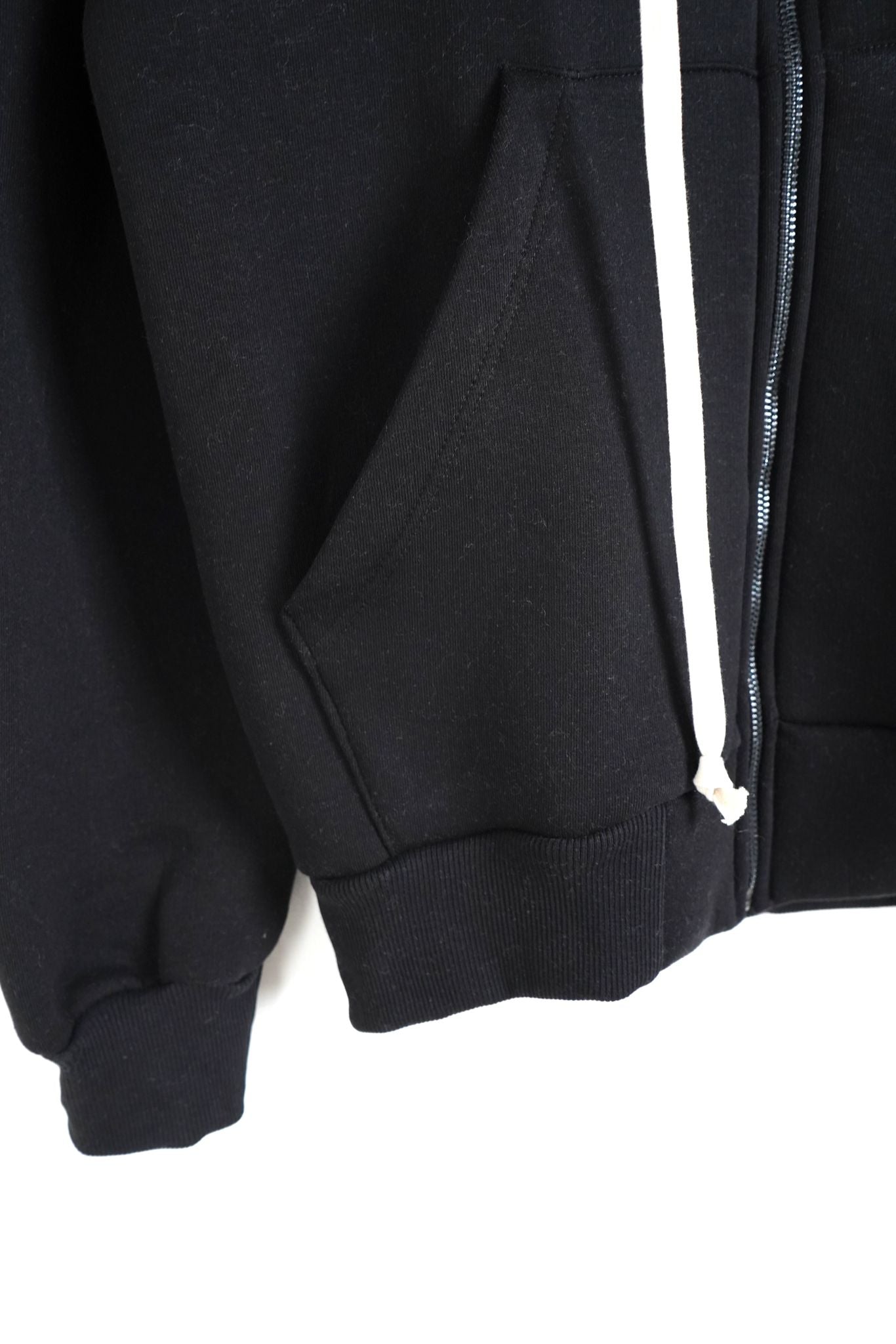 Hanorac Negru Bărbați cu Fermoar – Simplu, Confortabil și Versatil