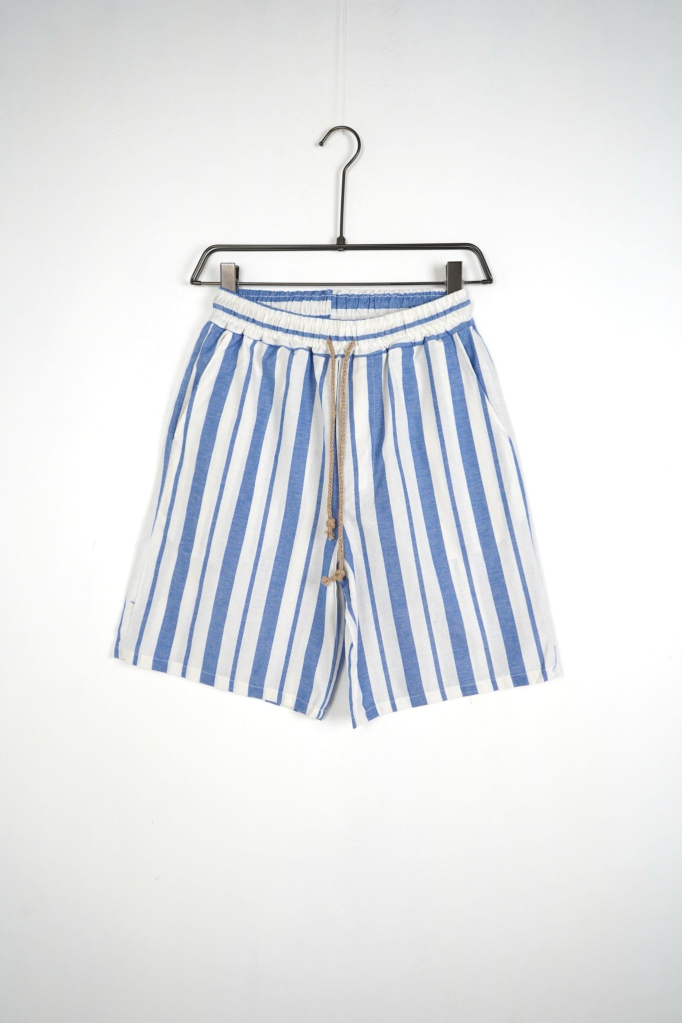 Pantaloni Scurți Albi Bărbați cu Dungi Bleumarin și Șiret Maro – Stil Urban de Vară