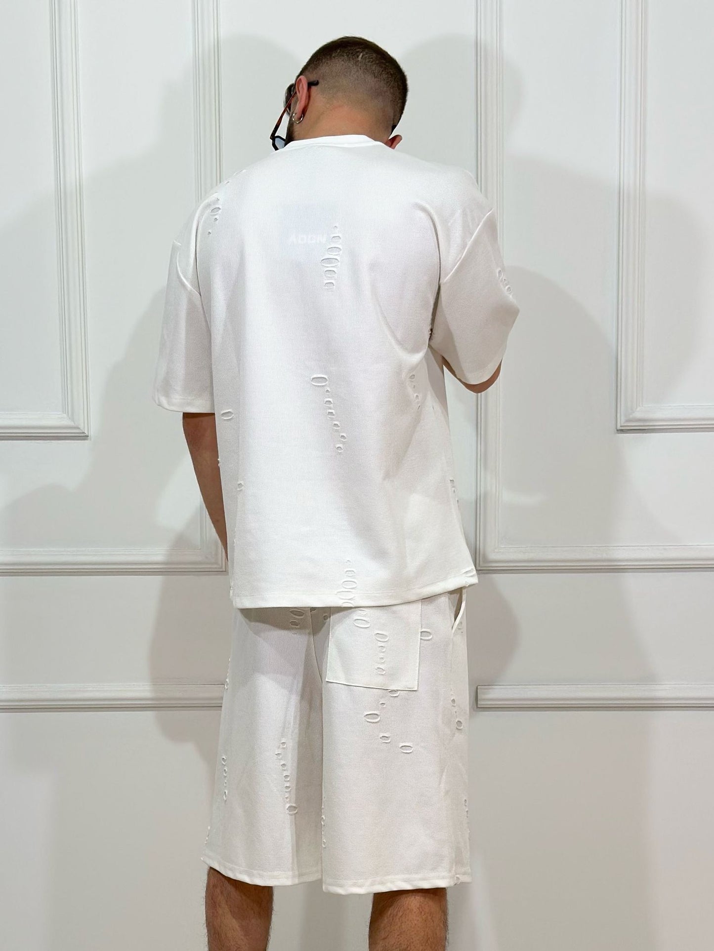 Set barbati casual alb – pantaloni scurti si tricou cu rupturi si siret lung