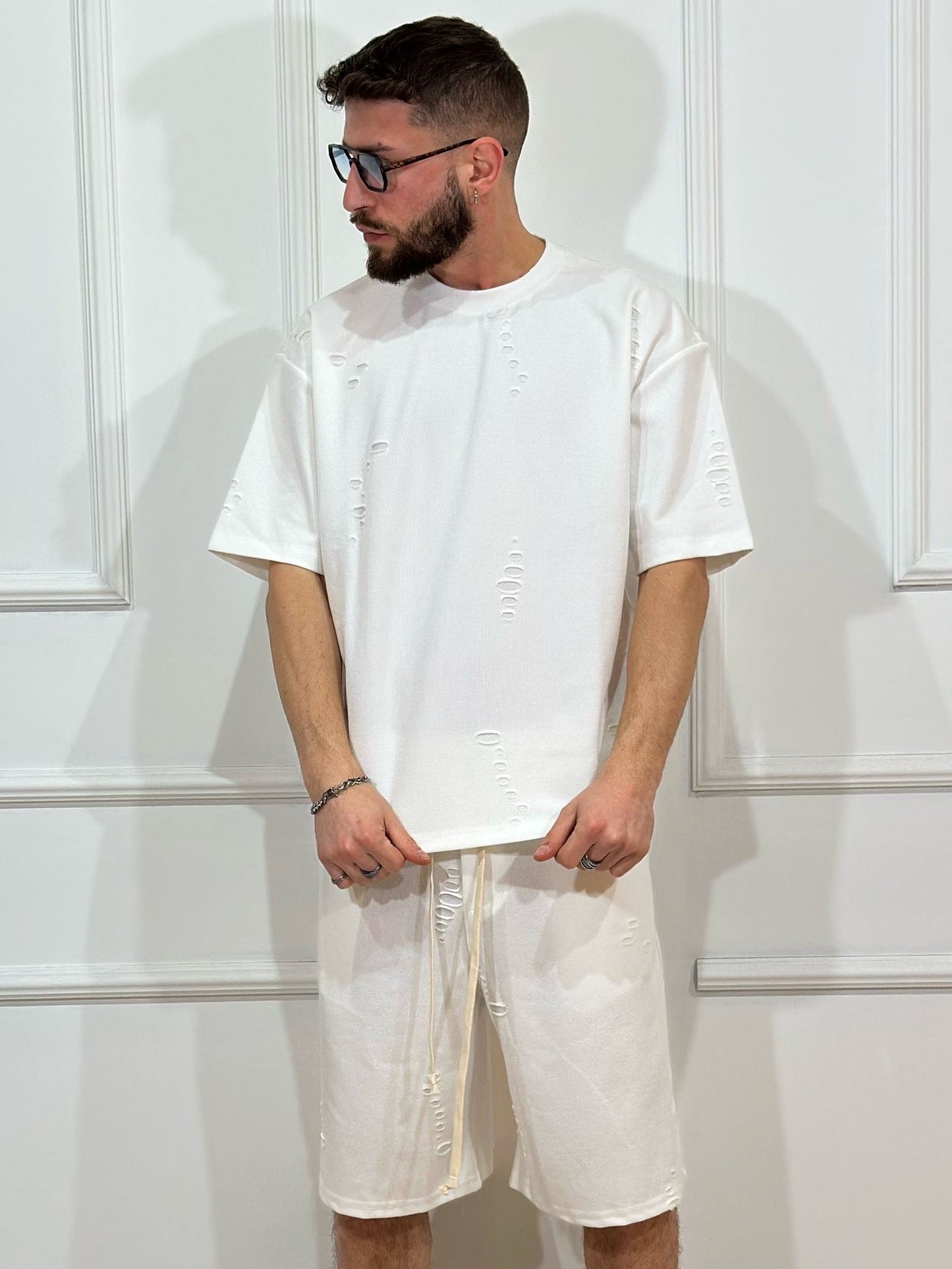 Set barbati casual alb – pantaloni scurti si tricou cu rupturi si siret lung
