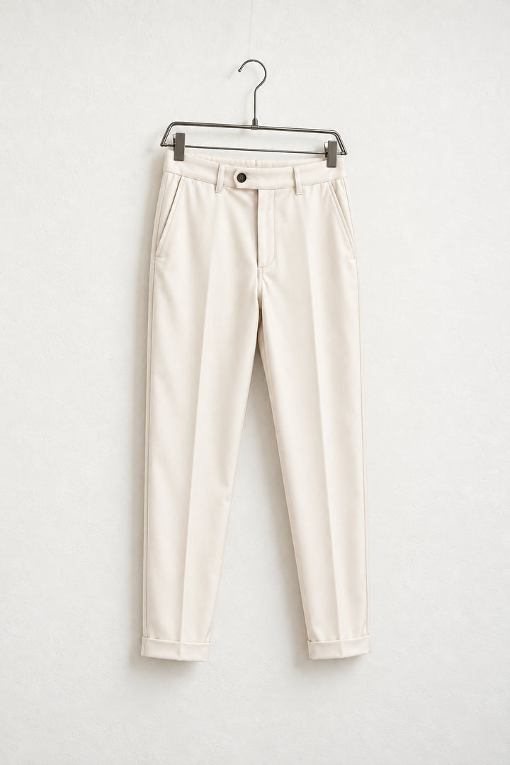 Pantaloni eleganți crem piersică pe umeraș, vedere oblică