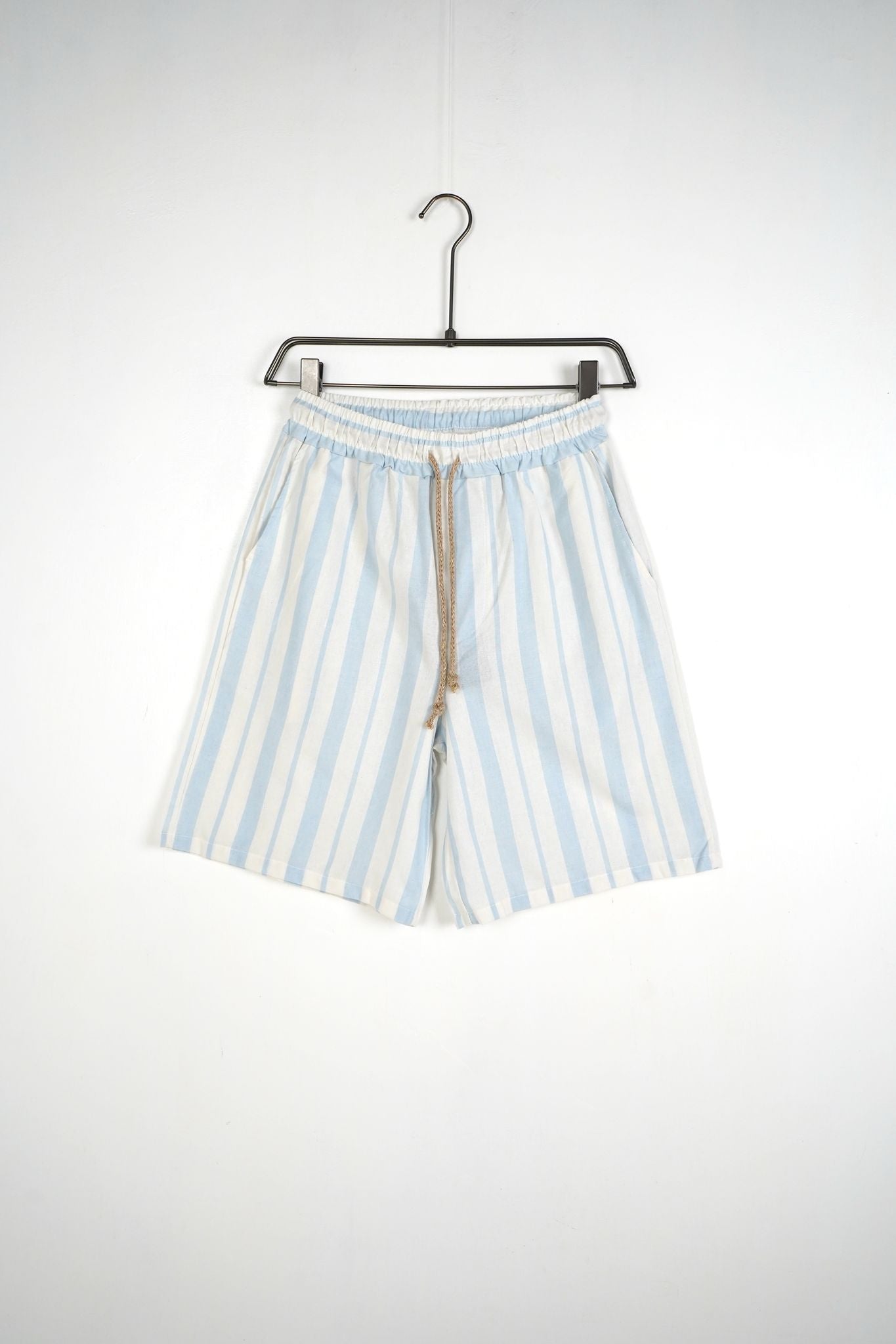 Pantaloni Scurți Bărbați Albi cu Dungi Bleu și Șiret Maro – Casual Modern