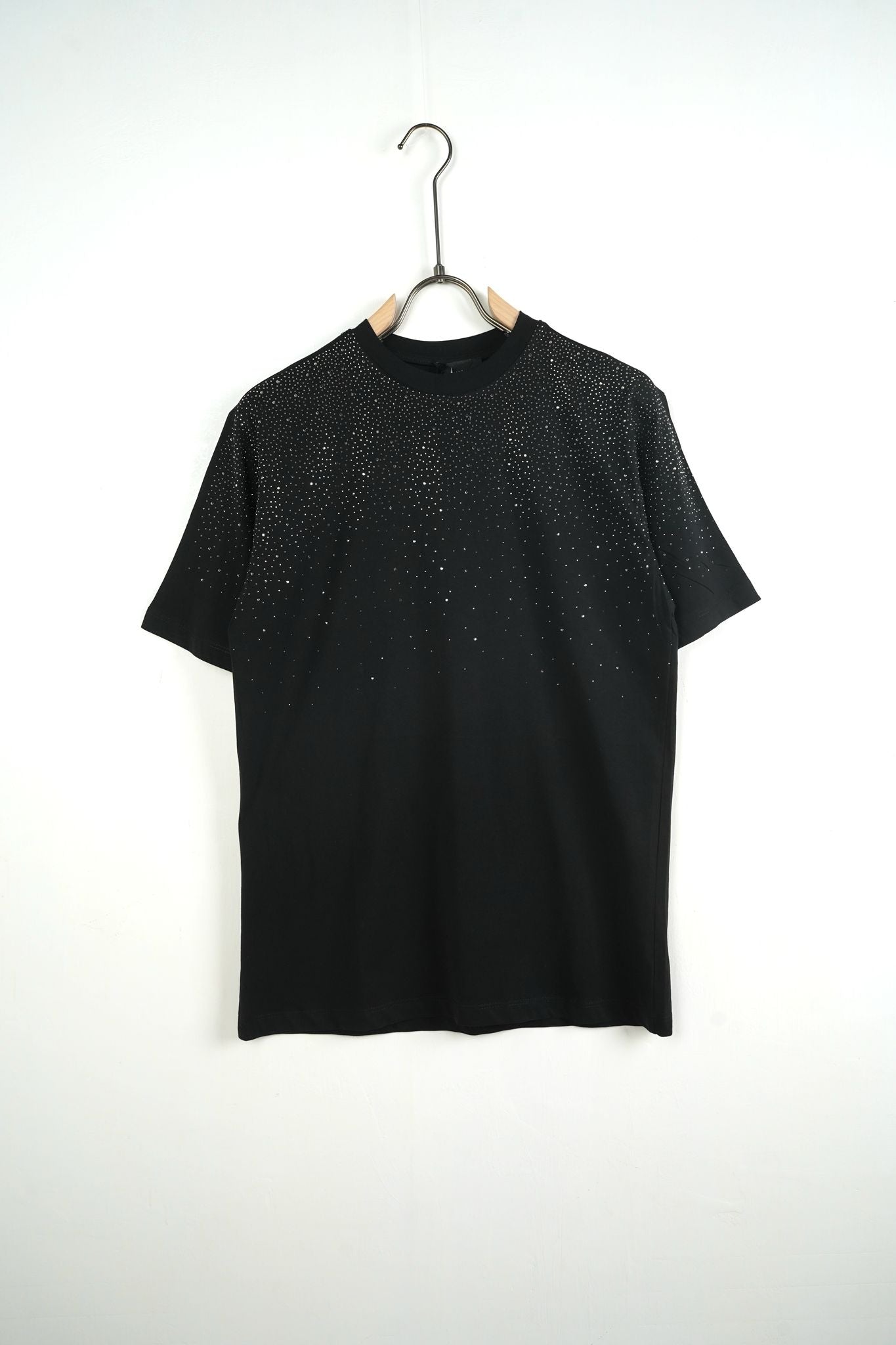 Tricou Negru cu Pietre pentru Bărbați – Stil Elegant, Casual & Modern