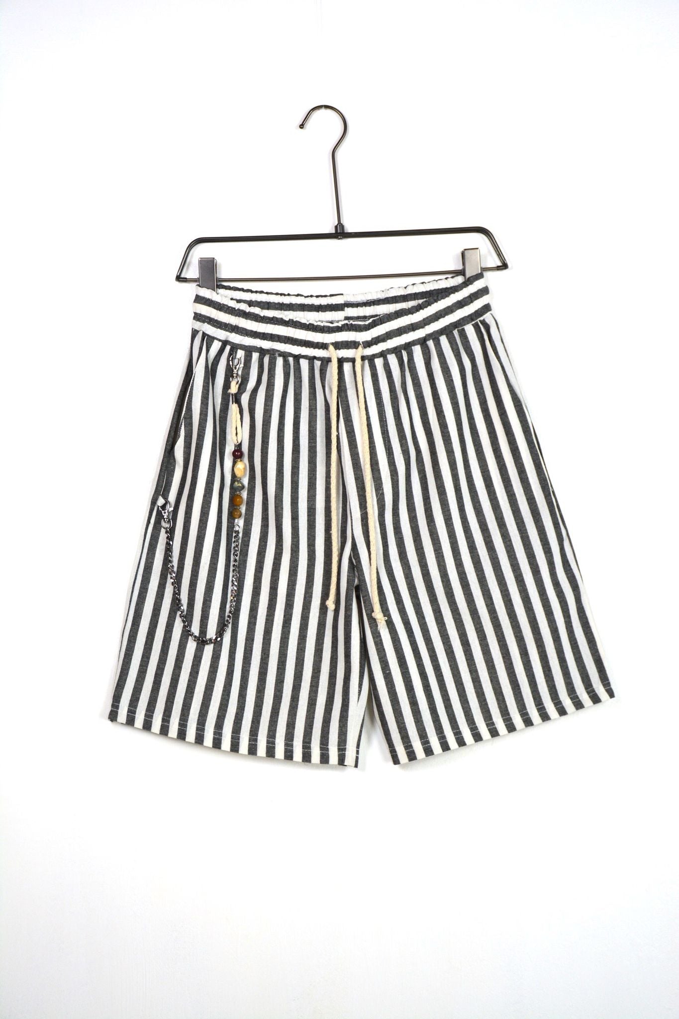 Pantaloni Scurți Bărbați – Dungi Gri, Șiret Maro, Fermoar si Mărgele