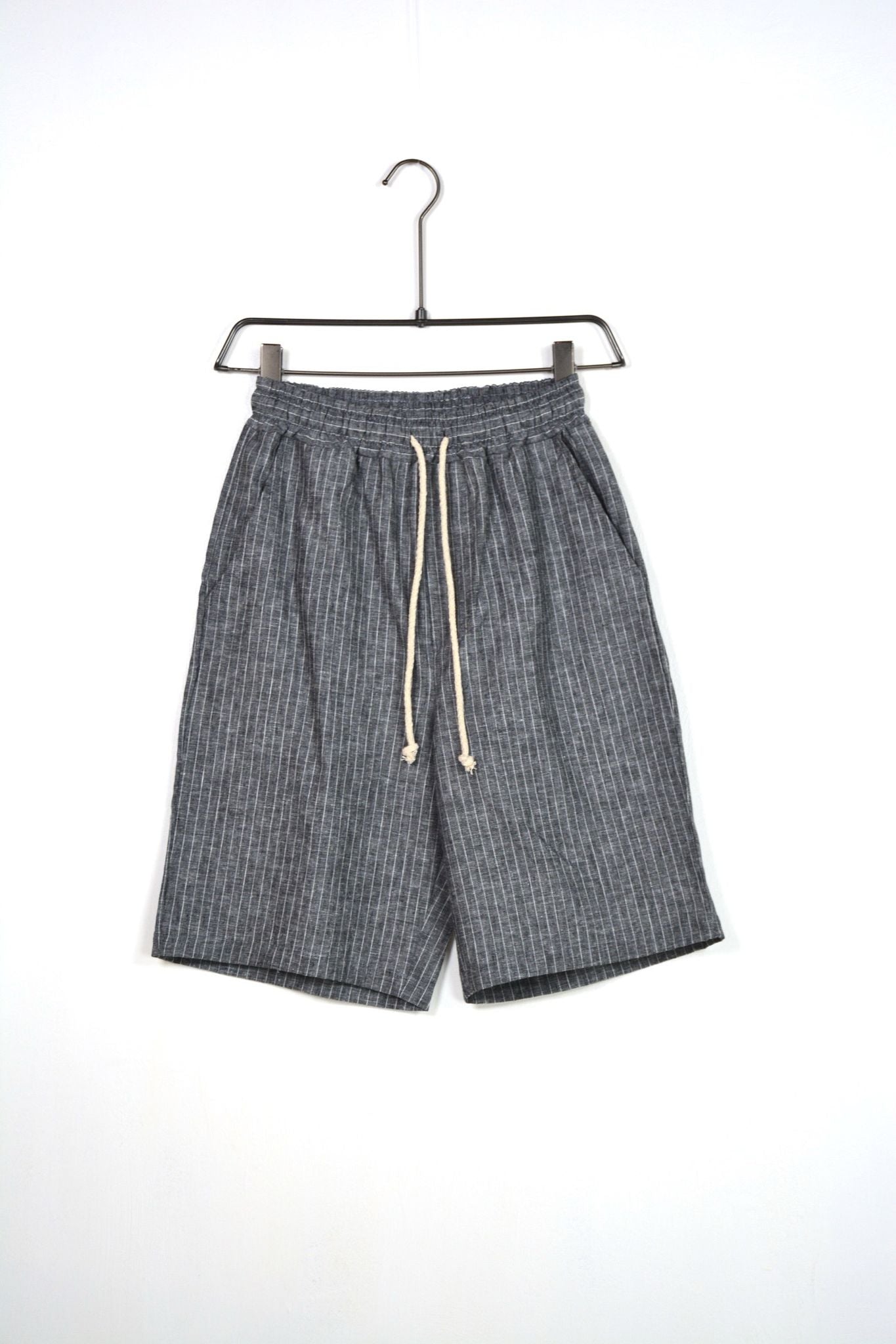Pantaloni Scurți Bărbați Gri cu Dungi – Design Modern și Lejer pentru Vară