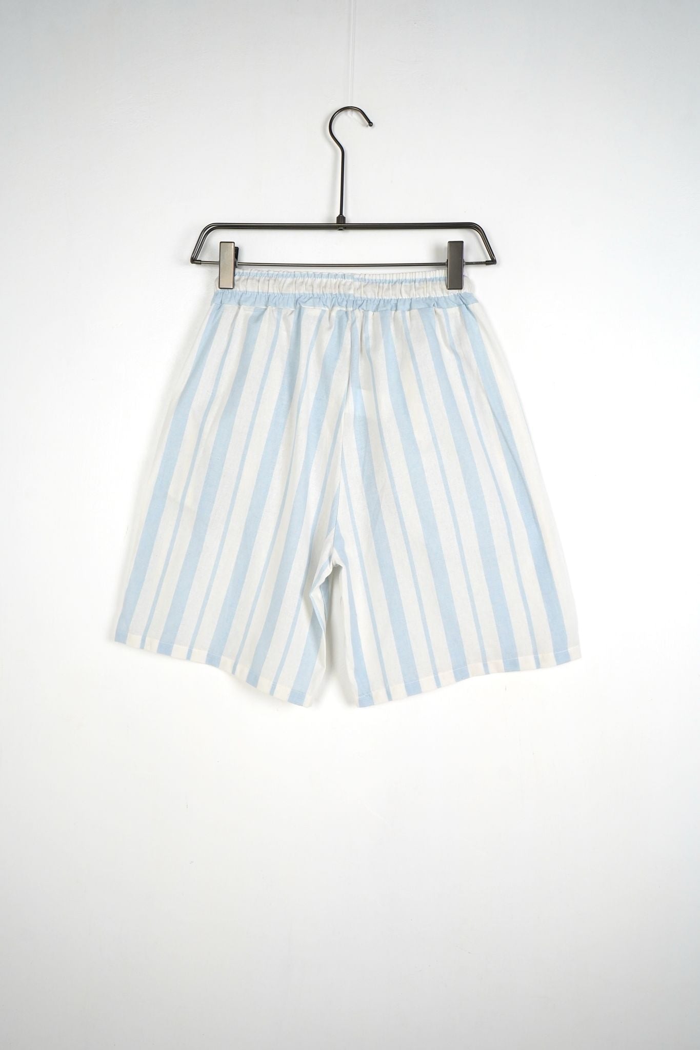 Pantaloni Scurți Bărbați Albi cu Dungi Bleu și Șiret Maro – Casual Modern