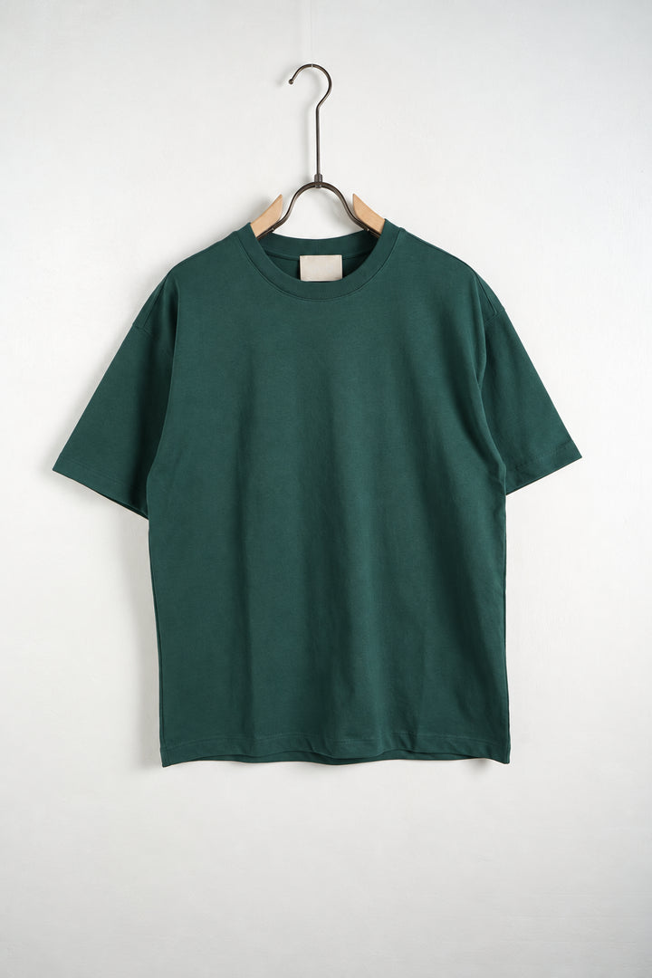 Tricou verde închis L815002 pe umeraș, vedere ușor oblică