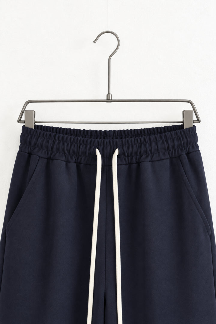 Detaliu talie elastică pantaloni pe umeraș