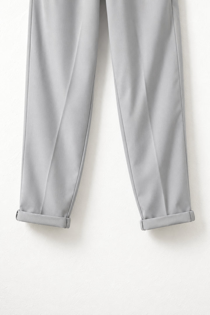 Detaliu material fin și rever la pantalonii slim gri deschis