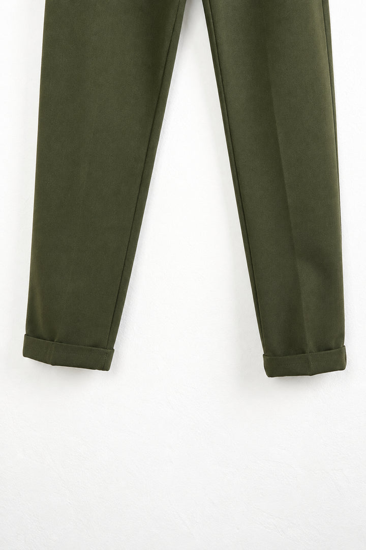 Prim-plan rever și croială îngustată, pantaloni kaki