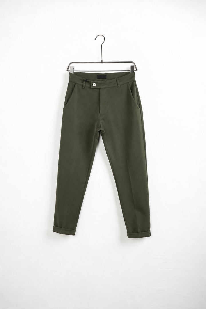 Pantaloni kaki slim fit pe umeraș, vedere oblică