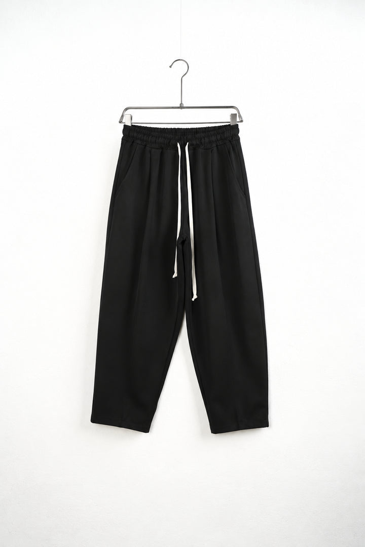 Pantaloni baggy pe umeraș, unghi oblic