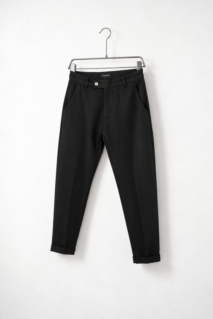Pantaloni negri slim fit pe umeraș, vedere oblică