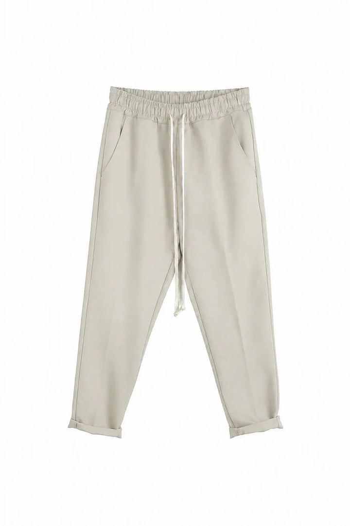 Detaliu talie elastică și șnur la pantalonii slim crem pentru bărbați
