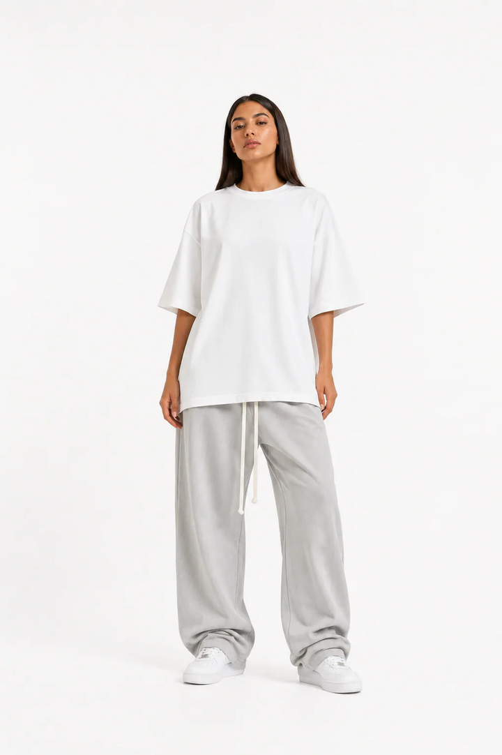 Pantaloni gri baggy pentru bărbați cu șnur alb lung, croială foarte largă, aesthetic Fear of God Essentials, model unisex