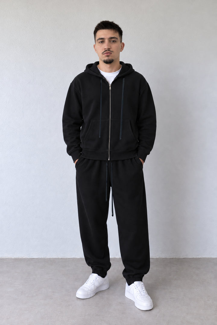 Trening negru 25608 pentru bărbați, hanorac cu fermoar și pantaloni jogger pe model