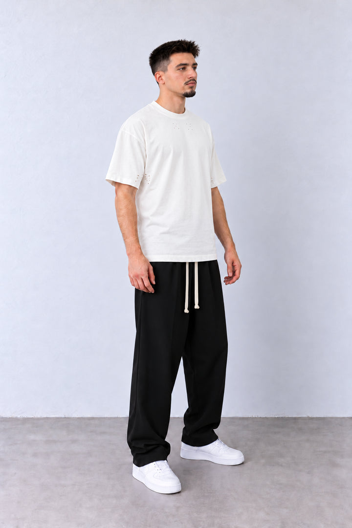 Tricou Bărbați Alb din Bumbac Rupturi, vedere pe model cu poziție alternativă a brațelor și picioarelor.