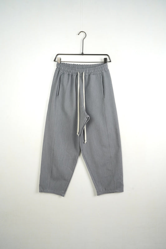 De ce sunt pantalonii gri cu șiret lung considerați o piesă cheie pentru un streetwear autentic?