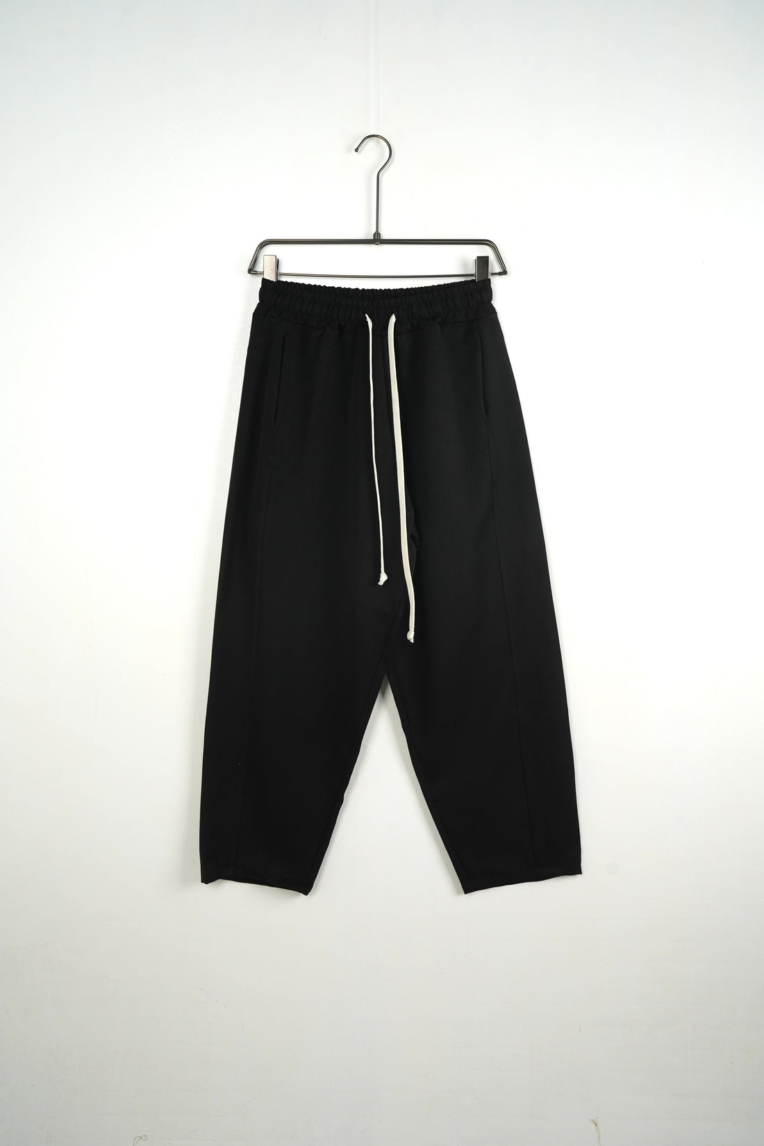 De ce sunt pantalonii negri pentru bărbați piesa esențială în fashion urban și streetwear?