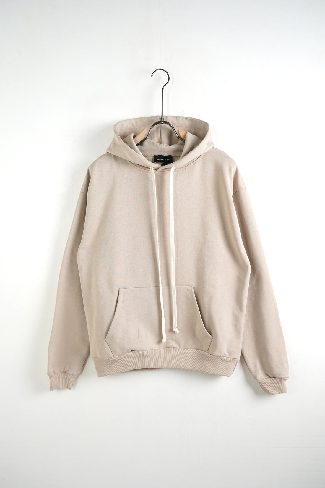 Cum integrezi hanoracul crem pentru a crea un outfit casual streetwear autentic?