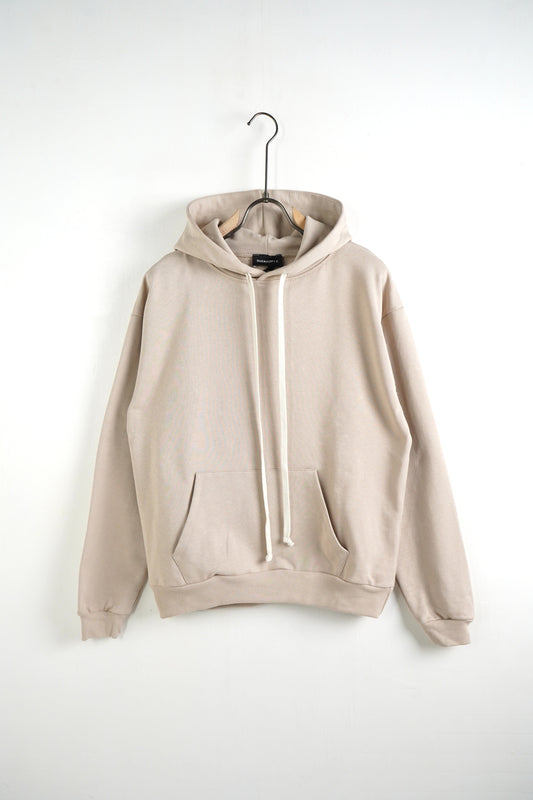 Cum integrezi hanoracul crem pentru a crea un outfit casual streetwear autentic?