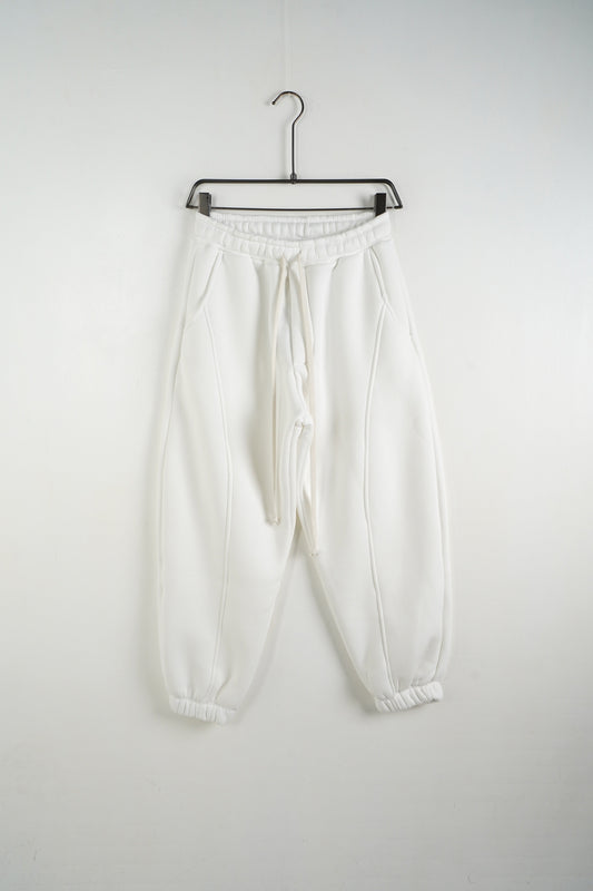 De ce să alegi pantaloni albi de trening cu puf pe interior pentru un stil streetwear călduros?