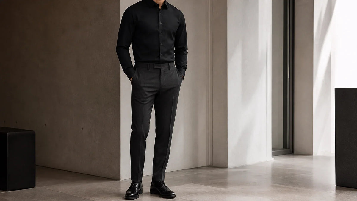 Cămașă neagră pentru bărbați asortată cu pantaloni gri