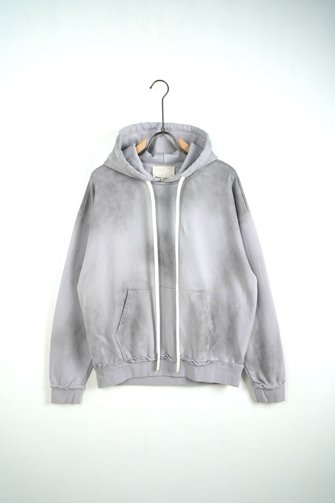 De ce sunt hanoracele minimaliste cu șireturi lungi un must have în sezonul toamnă iarnă 2025?