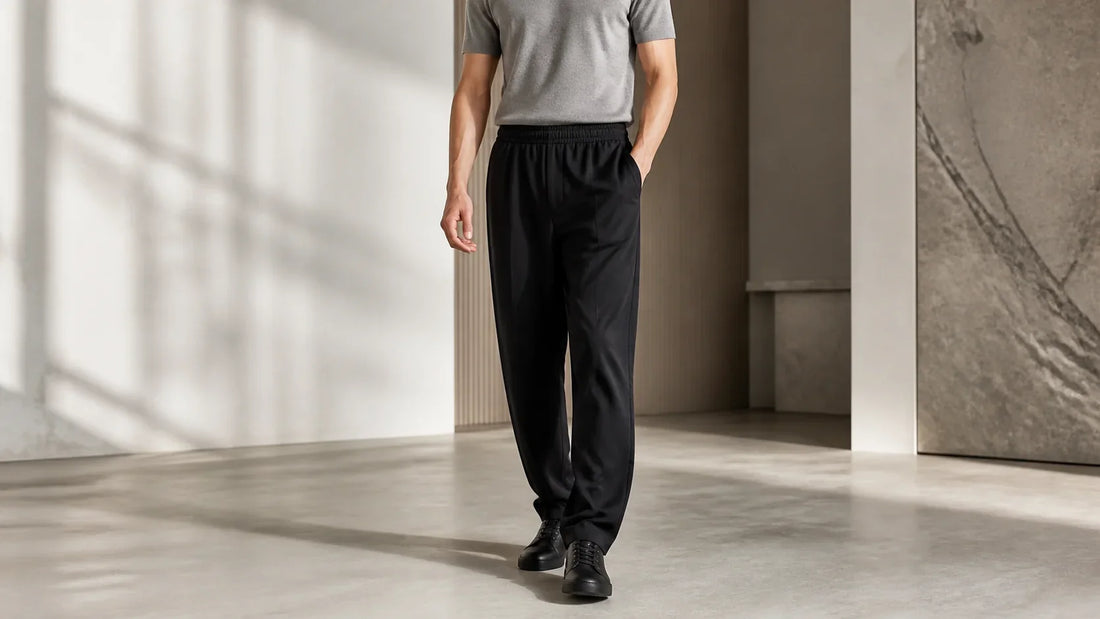 Bărbat purtând pantaloni negri din modal cu o cădere fluidă