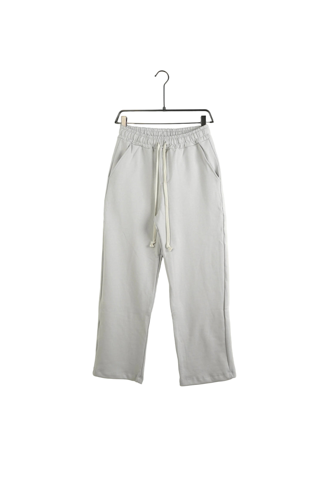 Pantaloni gri cu sneakerși: ce culori alegi