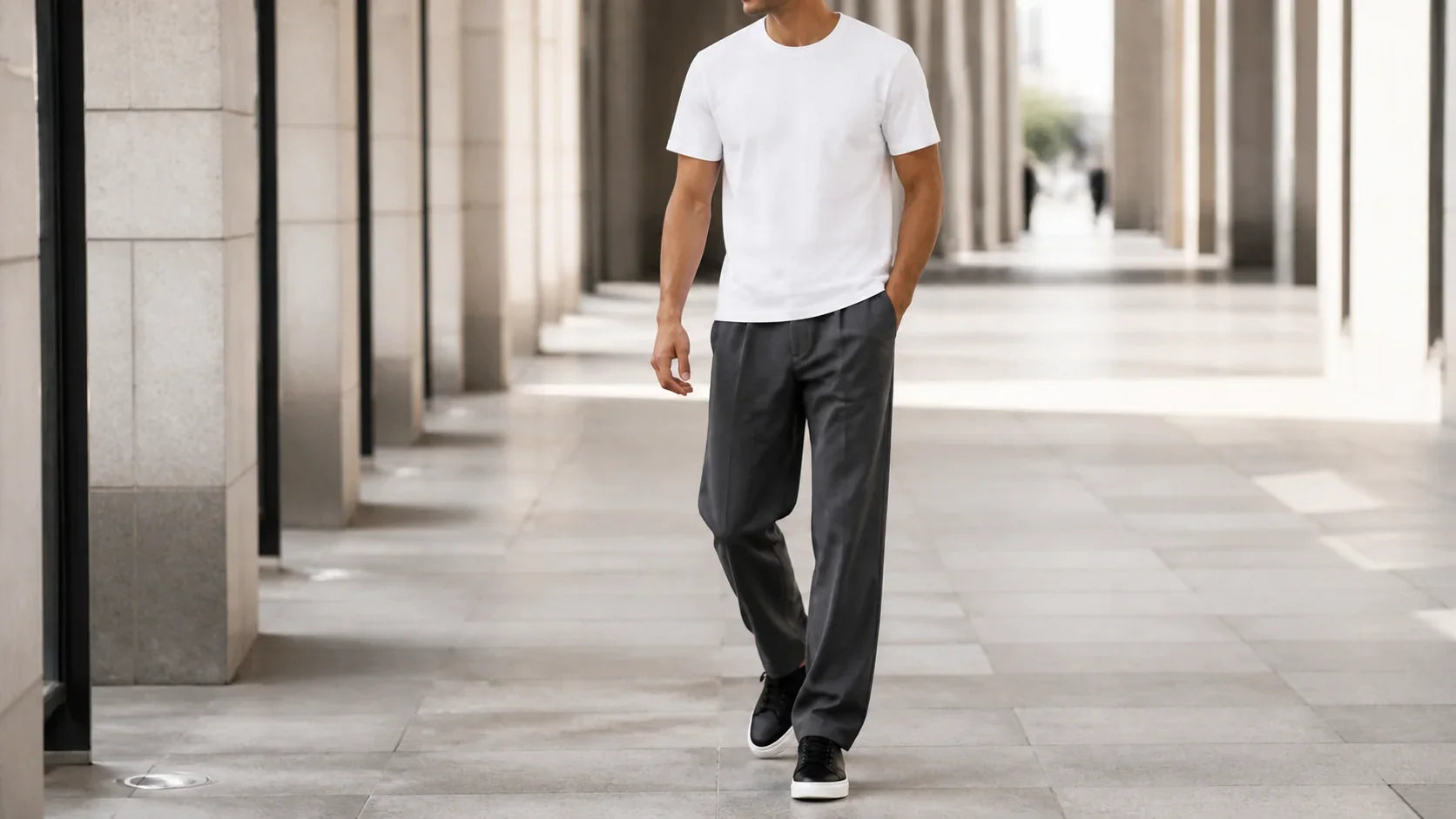 Bărbat purtând pantaloni loose fit gri în ținută casual