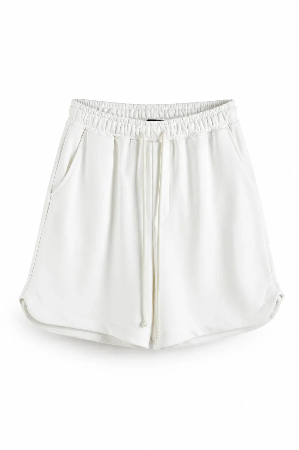Pantaloni scurți albi cu talie elastică, două șnururi lungi și tiv lateral curbat