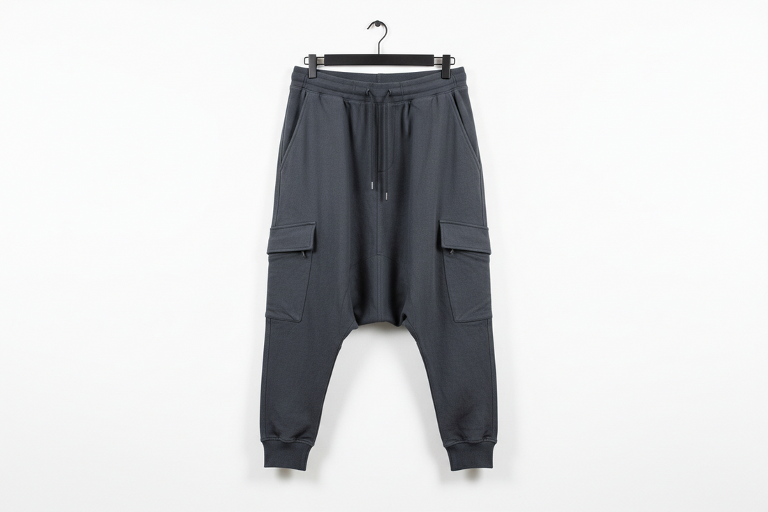 pantaloni cu tur lasat stil urban premium pe umeras fundal alb