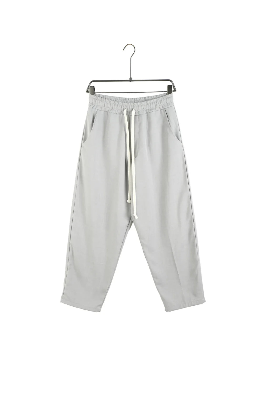 Pantaloni gri cu crac larg și șnur lung, imaginea existentă a ghidului
