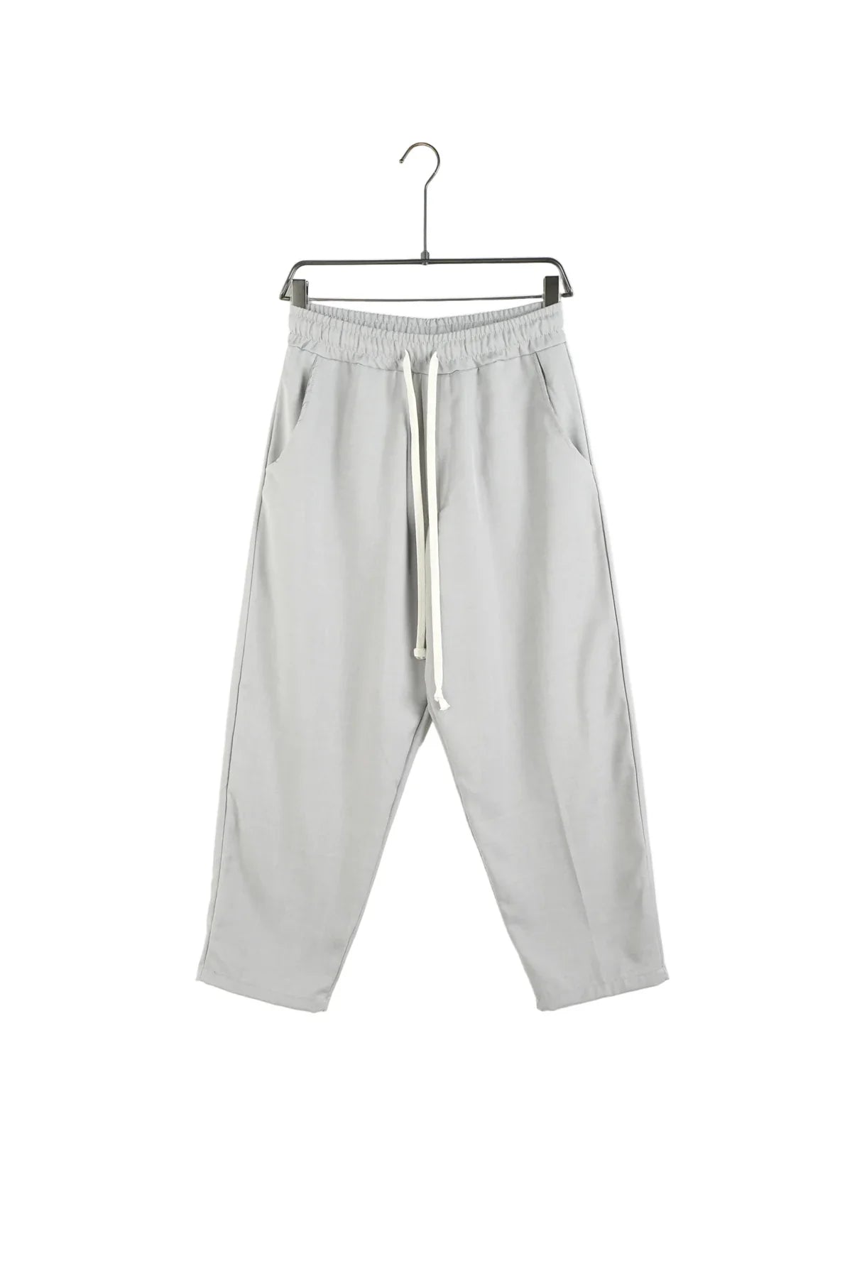 Pantaloni gri cu crac larg și șnur lung, imaginea existentă a ghidului