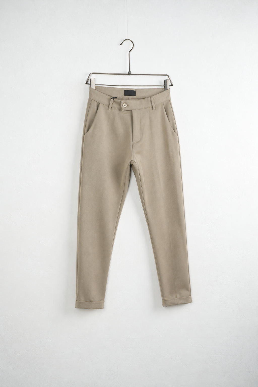 Pantaloni bej slim fit 008095-INV pe umeraș, vedere oblică