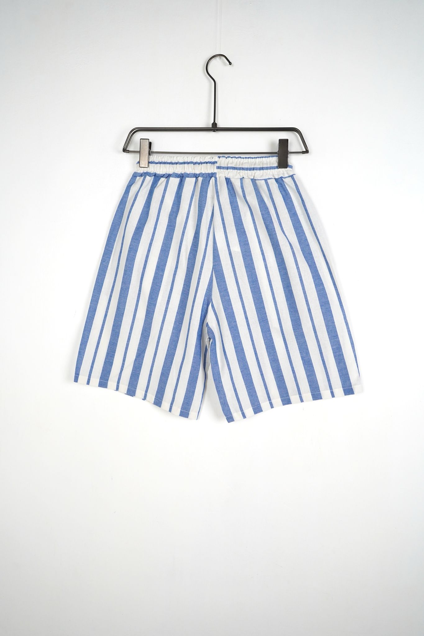 Pantaloni Scurți Albi Bărbați cu Dungi Bleumarin și Șiret Maro – Stil Urban de Vară