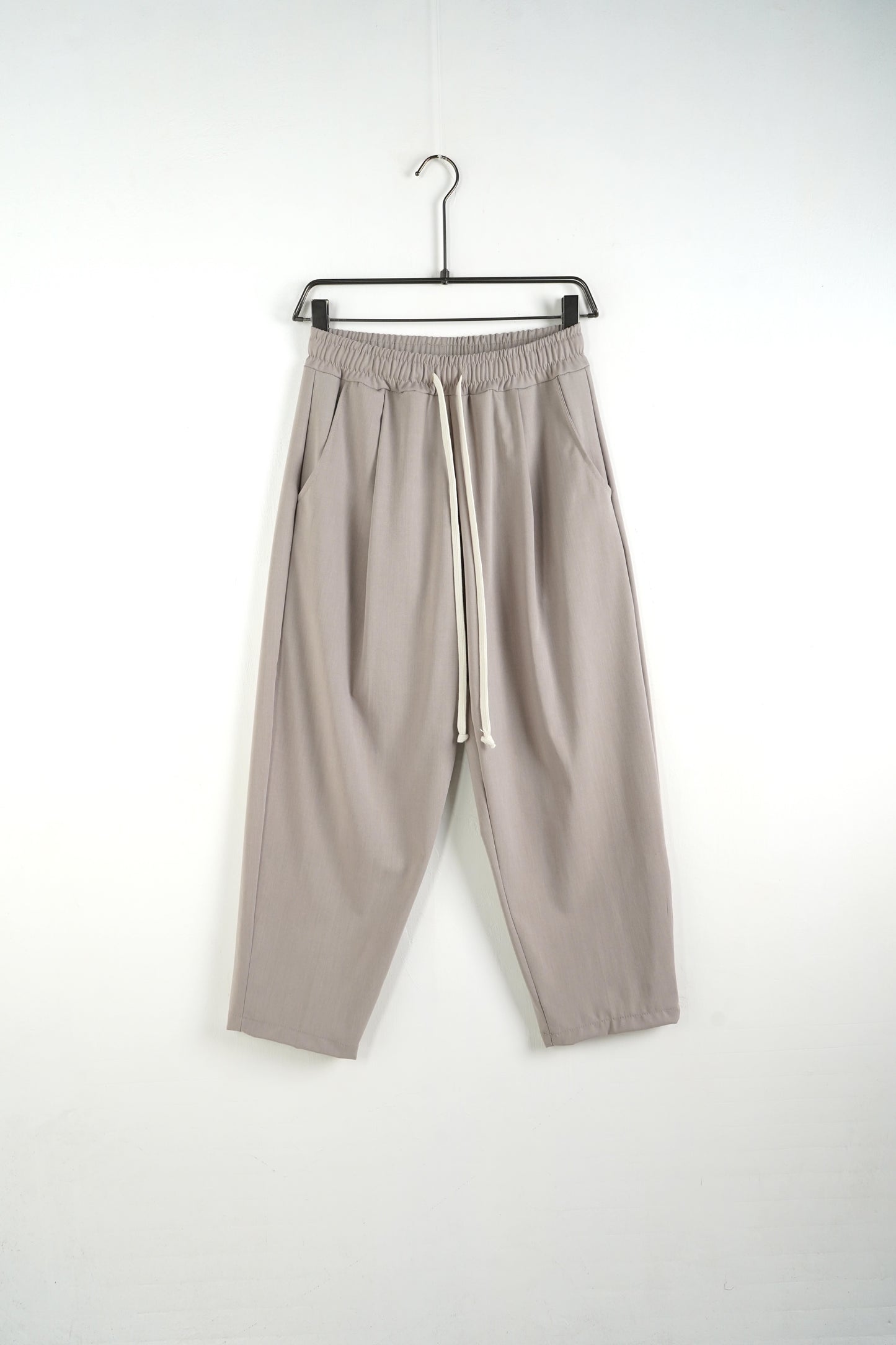 Pantaloni Barbati Bej – Siret Lung & Buzunar Spate