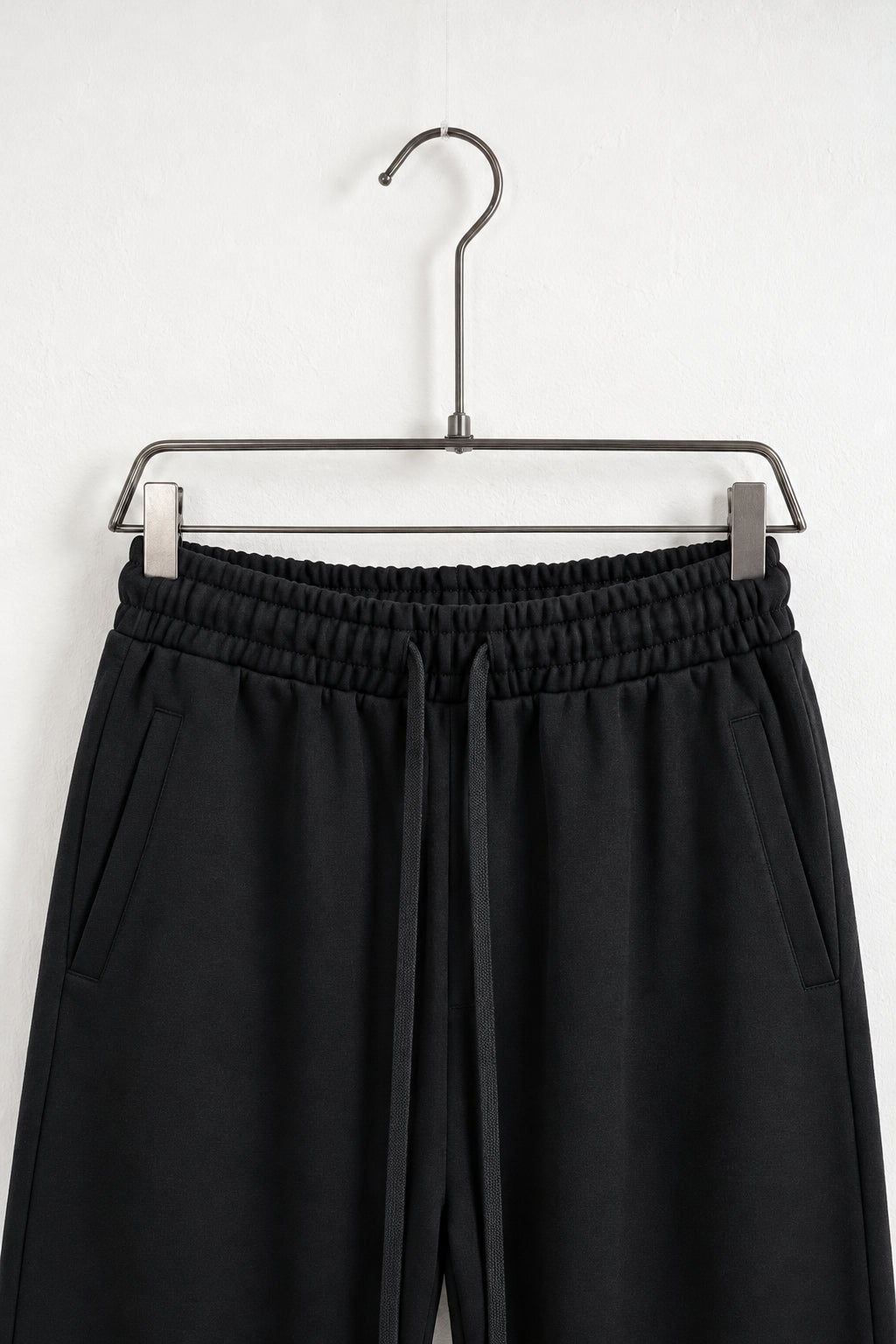 Detaliu talie și buzunare pantaloni jogger 25600