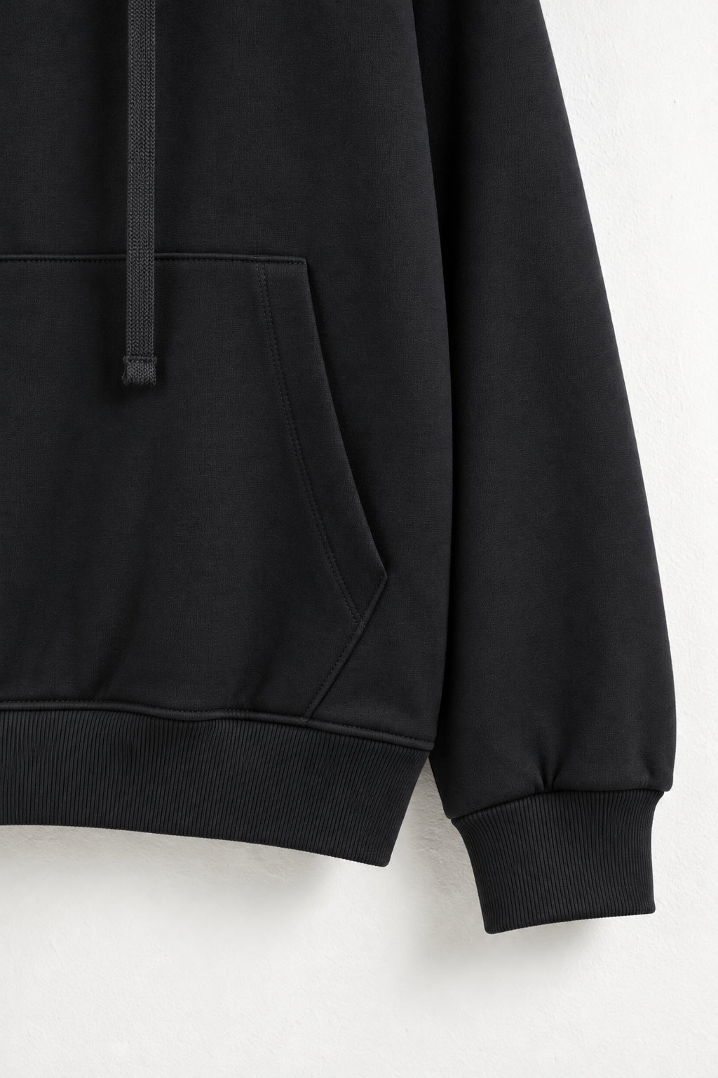 Detaliu mânecă, buzunar și tiv hanorac 25600