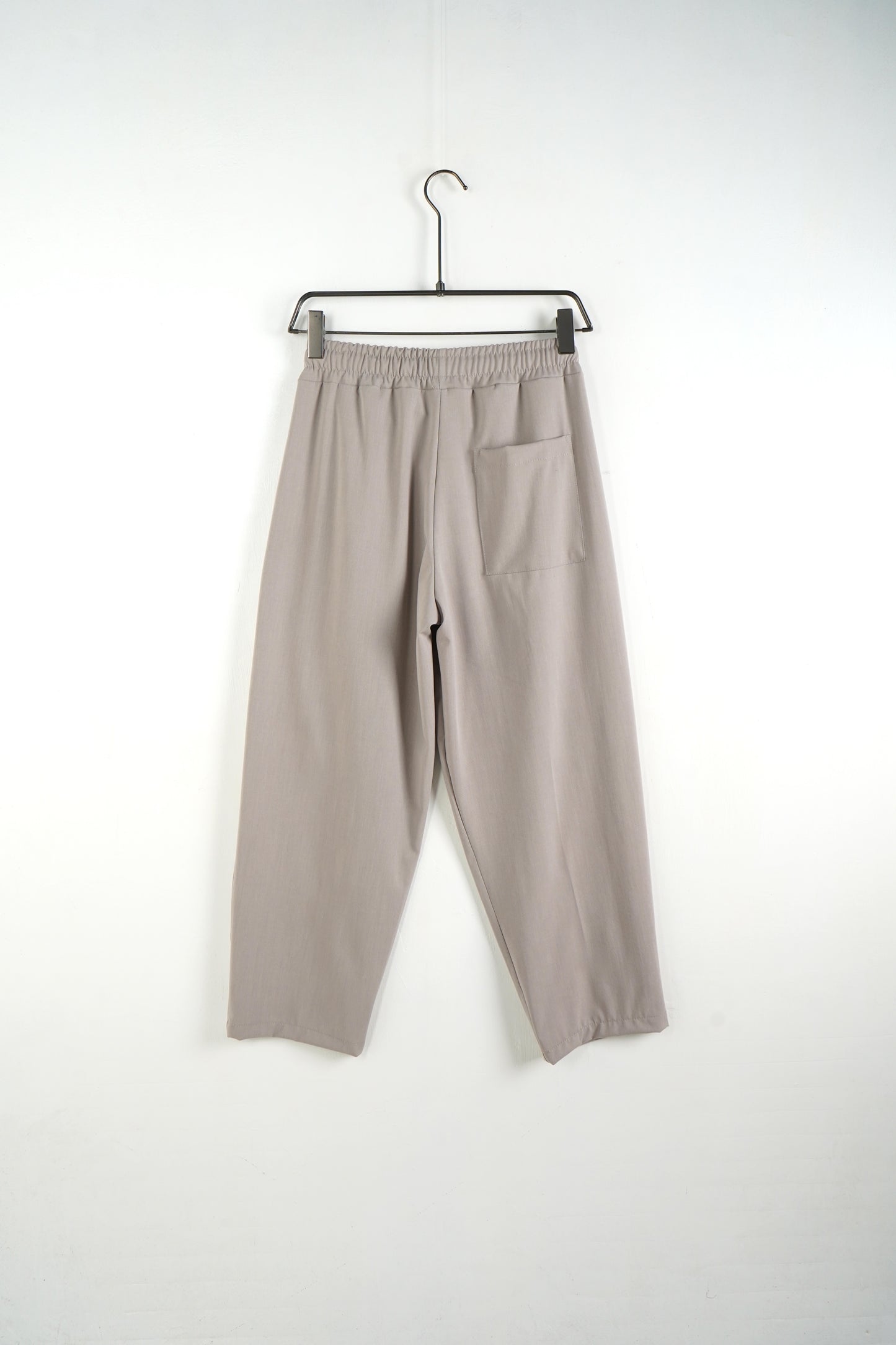 Pantaloni Barbati Bej – Siret Lung & Buzunar Spate