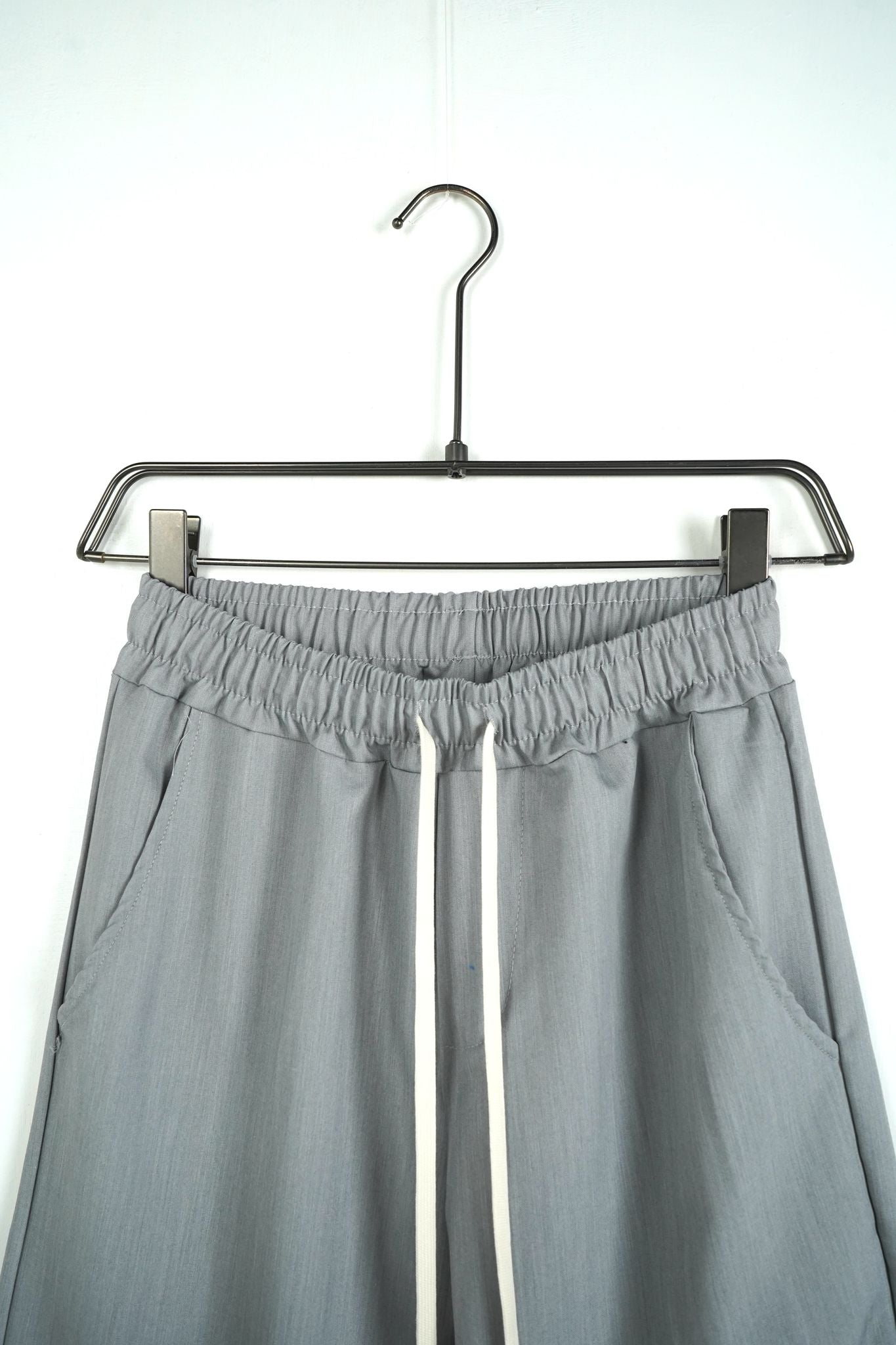 Pantaloni barbati casual gri cu snur