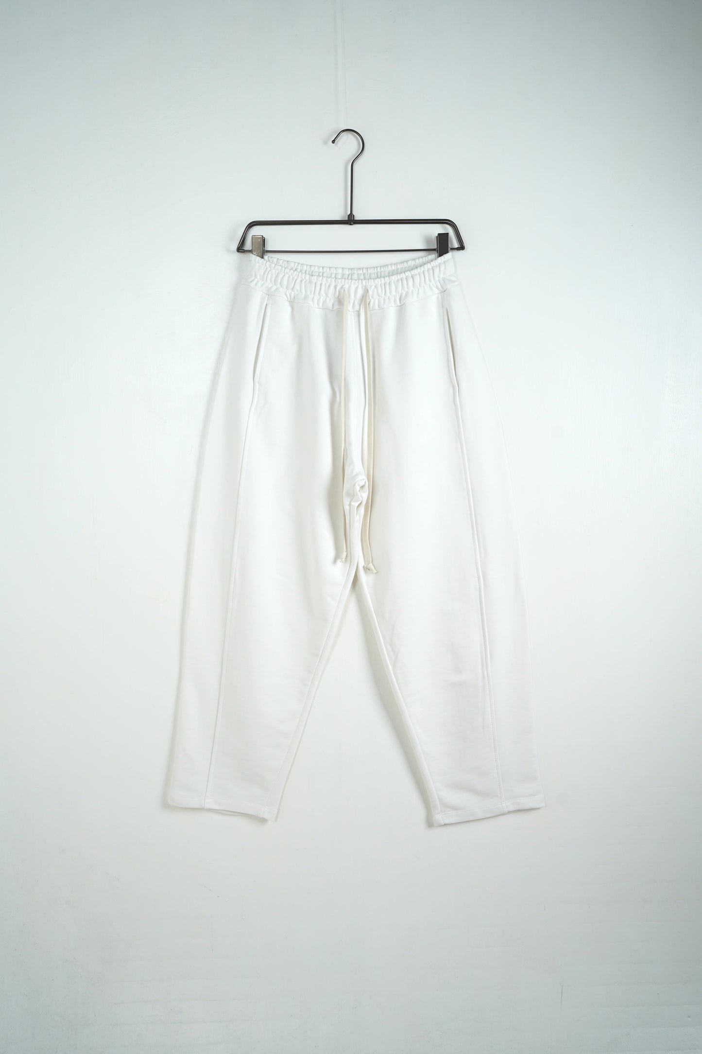 Pantaloni largi albi de trening pentru barbati