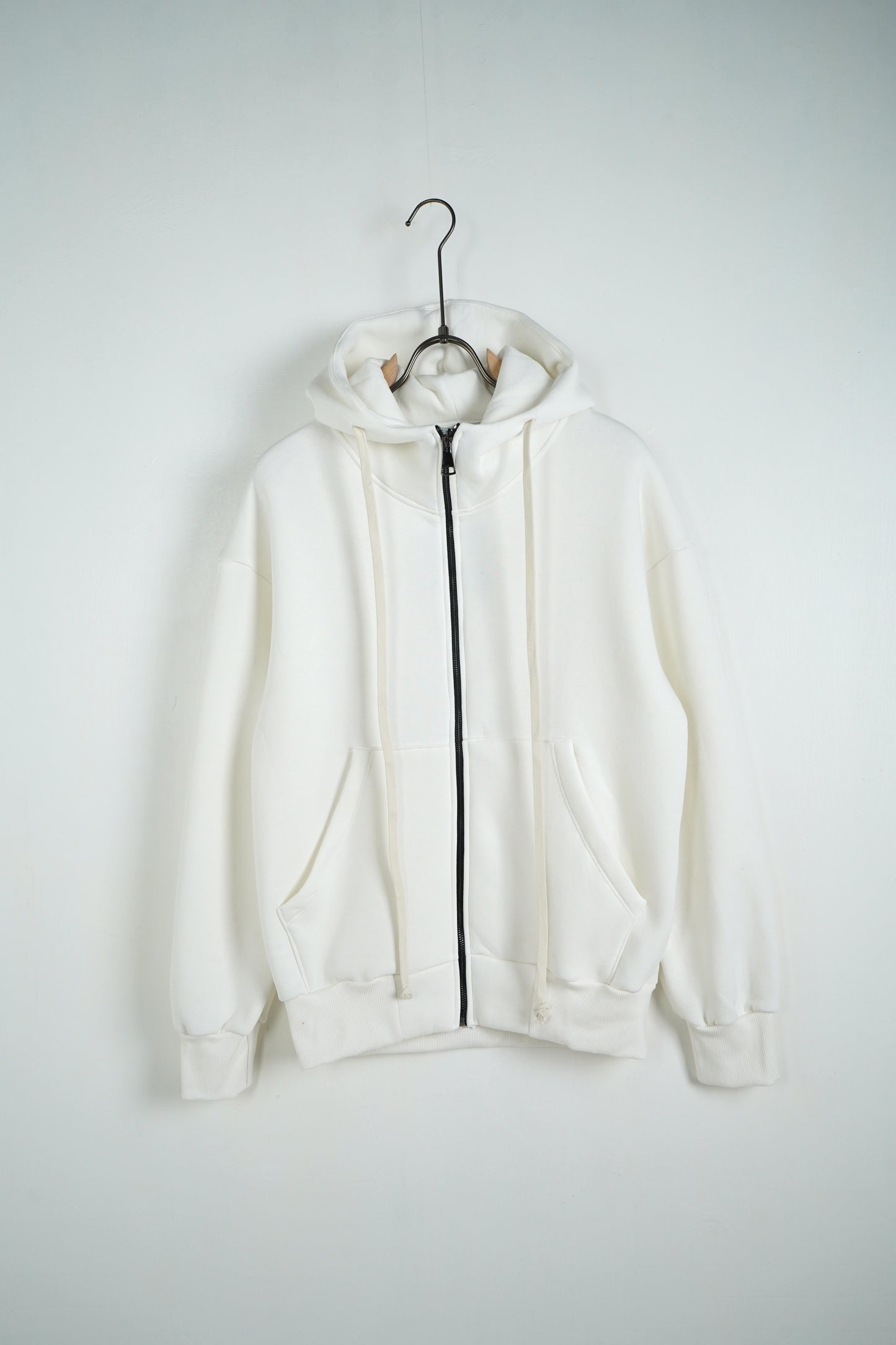 Hanorac Alb Bărbați cu Fermoar – Simplu, Confortabil și Versatil