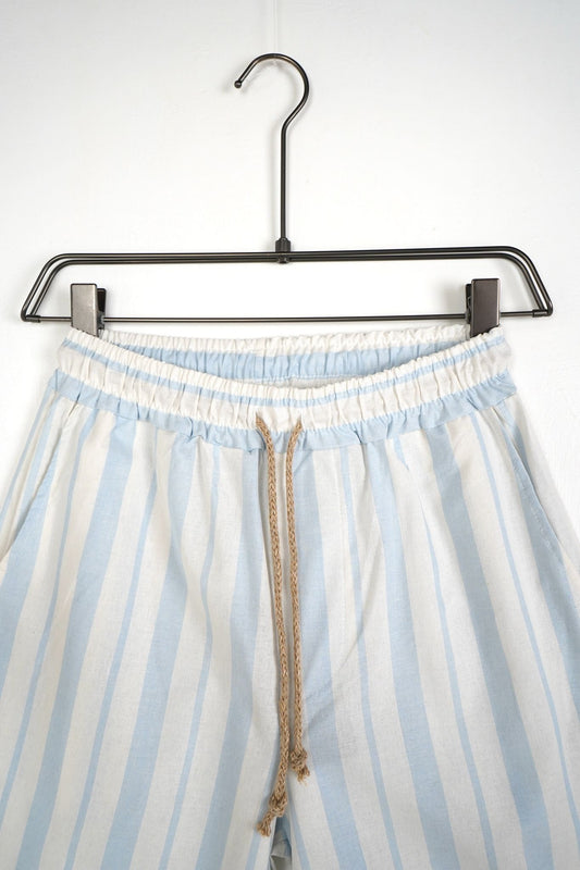 Pantaloni Scurți Bărbați Albi cu Dungi Bleu și Șiret Maro – Casual Modern