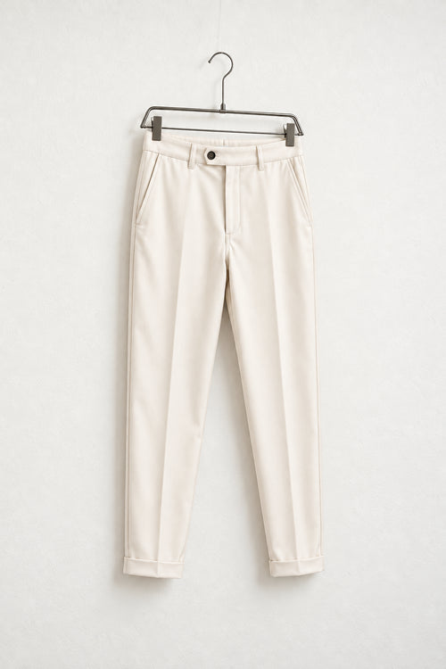 Pantaloni eleganți crem piersică pe umeraș, vedere oblică