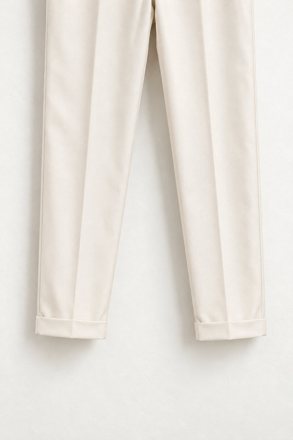 Detaliu rever pantalon elegant crem piersică